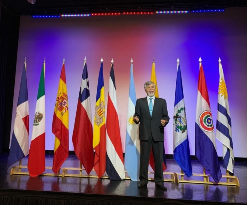 Dean Lermen frente a unas banderas