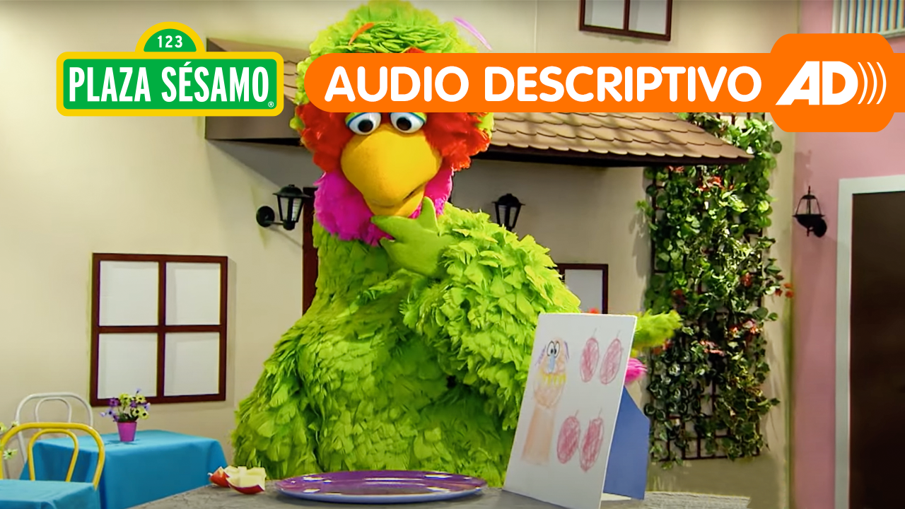 The bird muppet Abelardo Montoya looking at an empty plate. Text: Plaza Sésamo, Audio descriptivo.